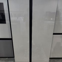 SAMSUNG BESPOKE 28-cu.ft with BEVERAGE CENTER SIDE-BY-SIDE REFRIGERATOR with Dual Ice Maker (in white glass)  (WITH WARRANTY!)