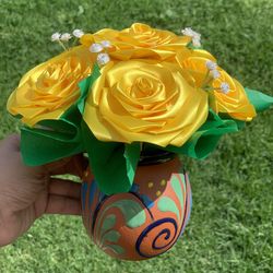 Tazita de cafe with its yellow ribbon flowers