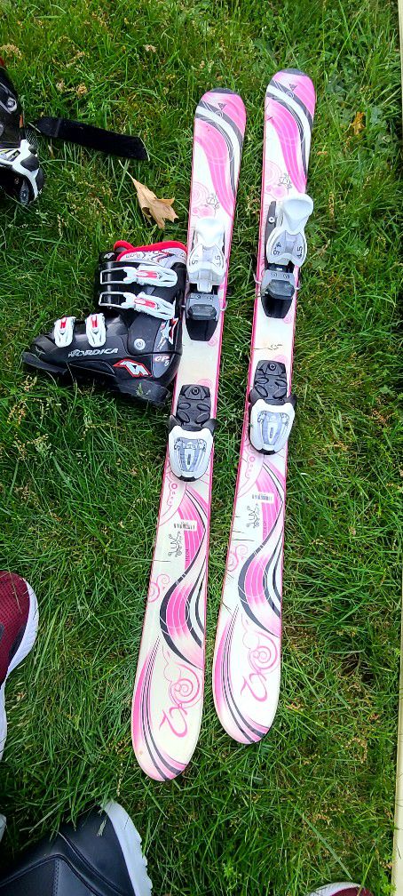 Girl Skis