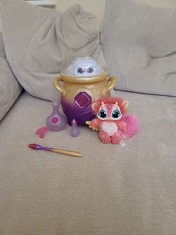 Magic Mixies - Magical Real Misting Gold Cauldron with 8 Inch Non-Electronic Plush Toy