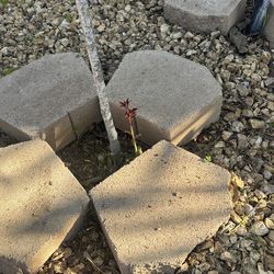 Free retaining blocks