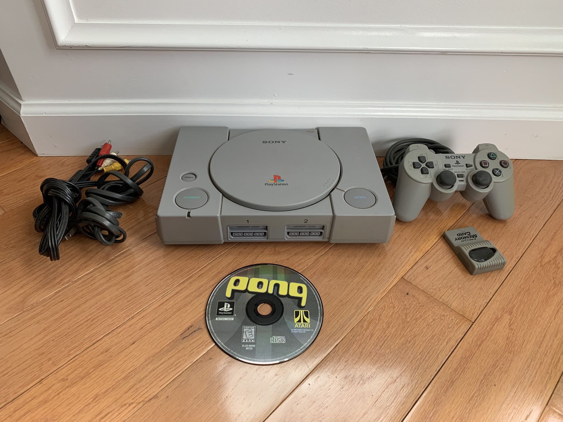 PlayStation 1 Ps1 bundle with game, controller and hook ups