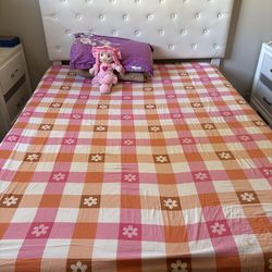 Queen bed ( mattress not included)