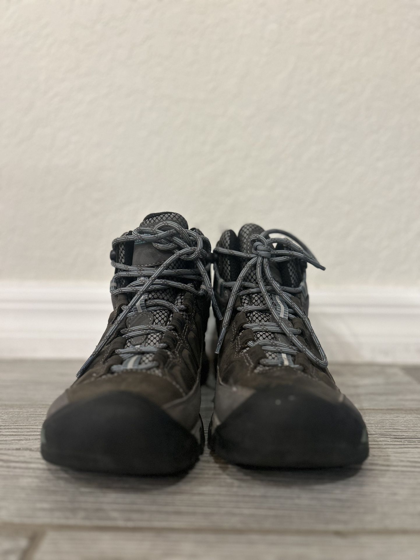 Keen Women’s Targhee 3 Mid-Height Boots: US Size 6
