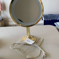 Facial Mirror with Light 