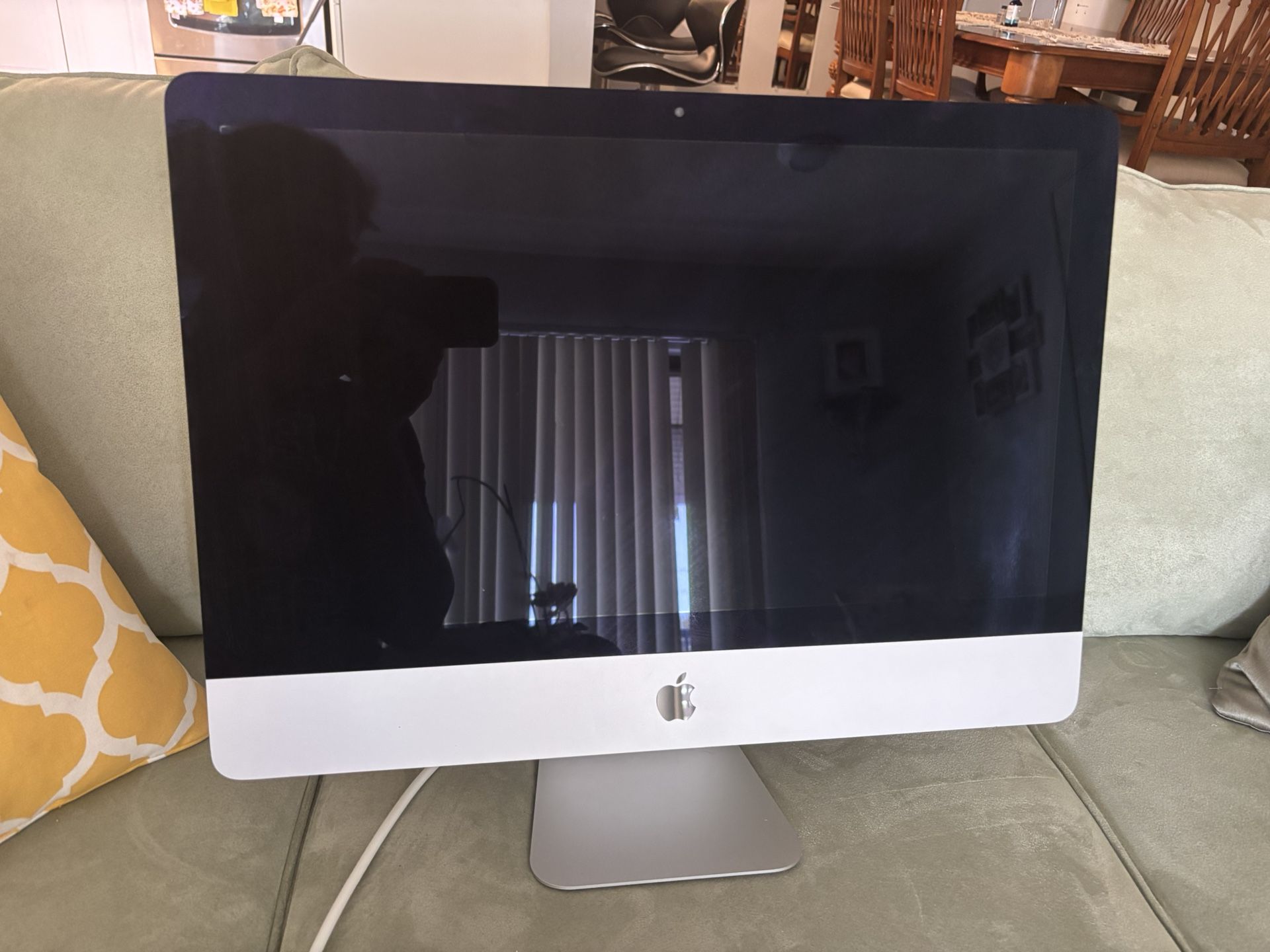 Apple iMac (21.5-inch, 2017) with a 2.3GHz dual-core Intel Core i5