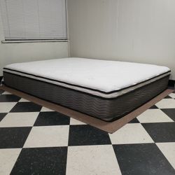 Queen size mattress - can DELIVER almost anywhere for $20 extra - gently used and in LIKE NEW condition 😍