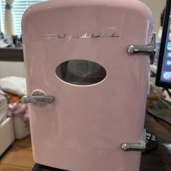 Frigidaire 6 Can Retro Mini Fridge Pink
