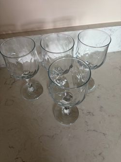 Set of 4 Clear Glass Stemmed Wine Glasses