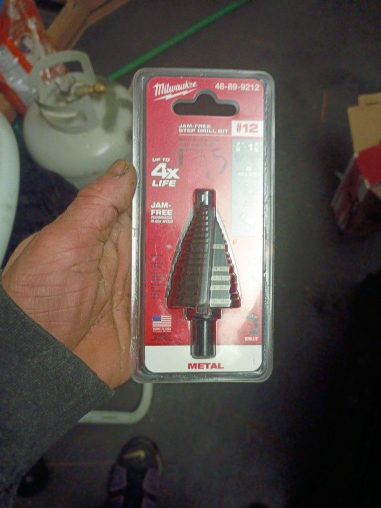 Jam- Free Step Drill Bit