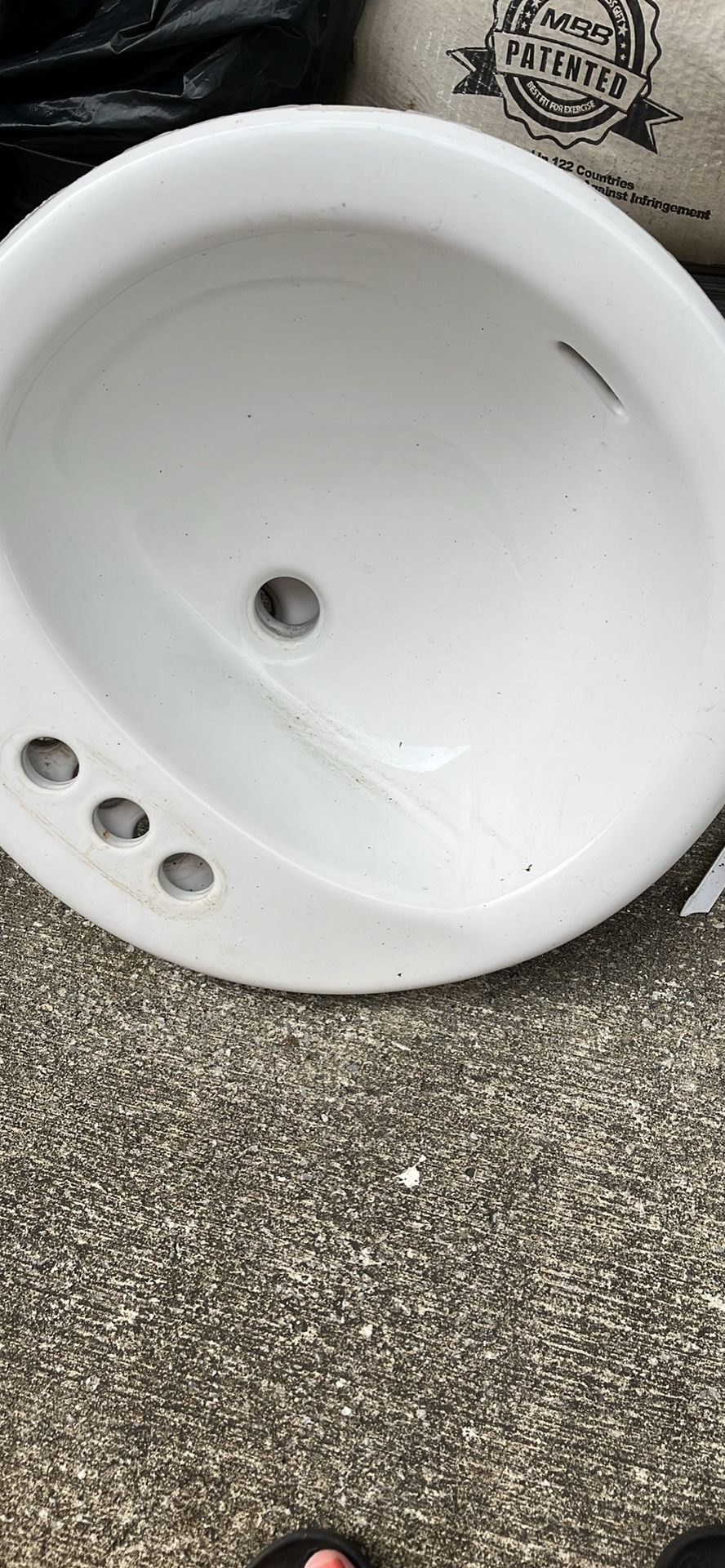ceramic sink in good condition