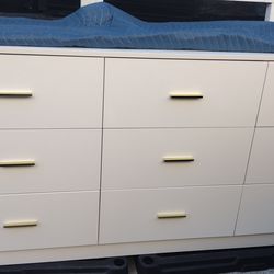 9 DRAWER DRESSER COLOR WHITE AND GOLD HANDLE
