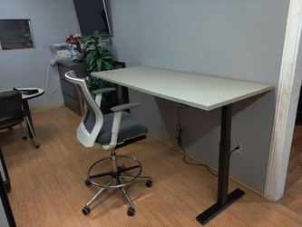 60x30 electric desk with bluetooth by linak new in the box - $400 (Pomona)