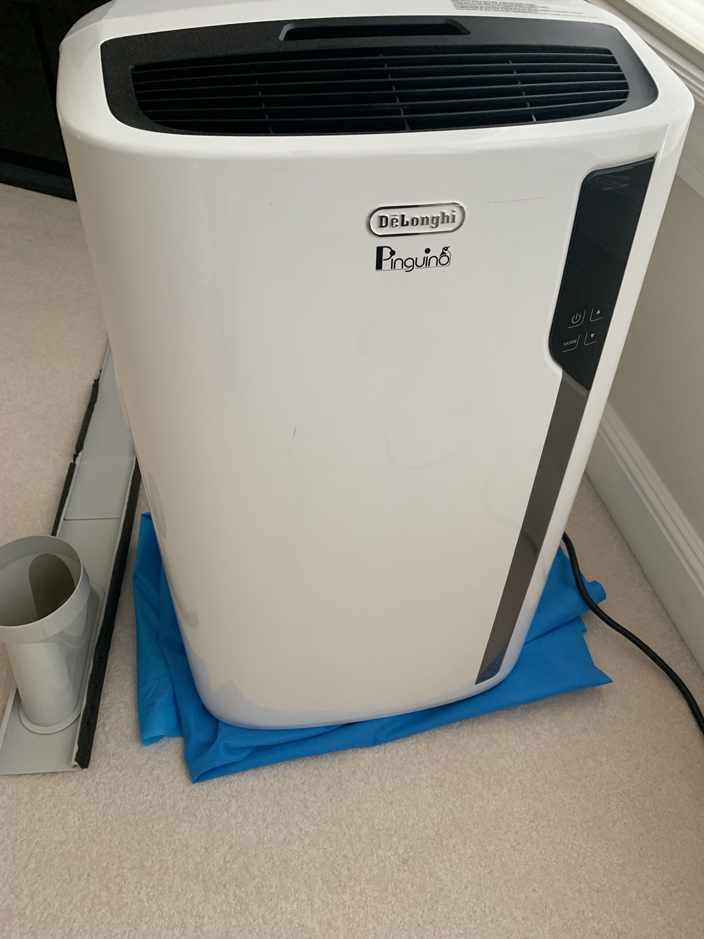 DeLonghi Pinguini Portable AC, Heater, Dehumidifier With Remote. 12500BTU