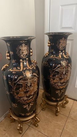 2 large vases with stand