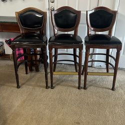 3 chairs for a bar !