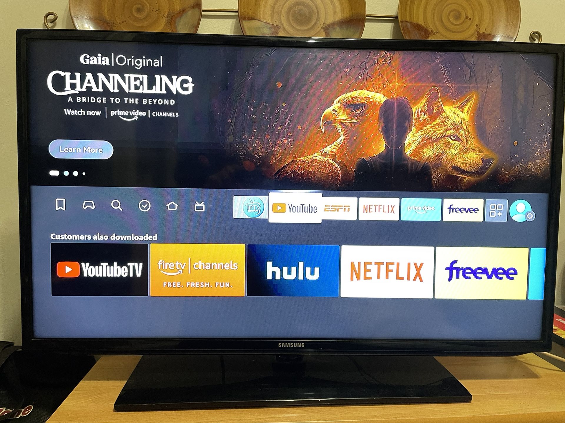 Samsung 40 Inch smart TV With Remote and Stand