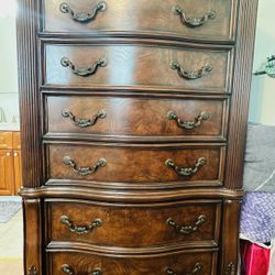 Excellent Condition Solid Wood Mahogany Dresser