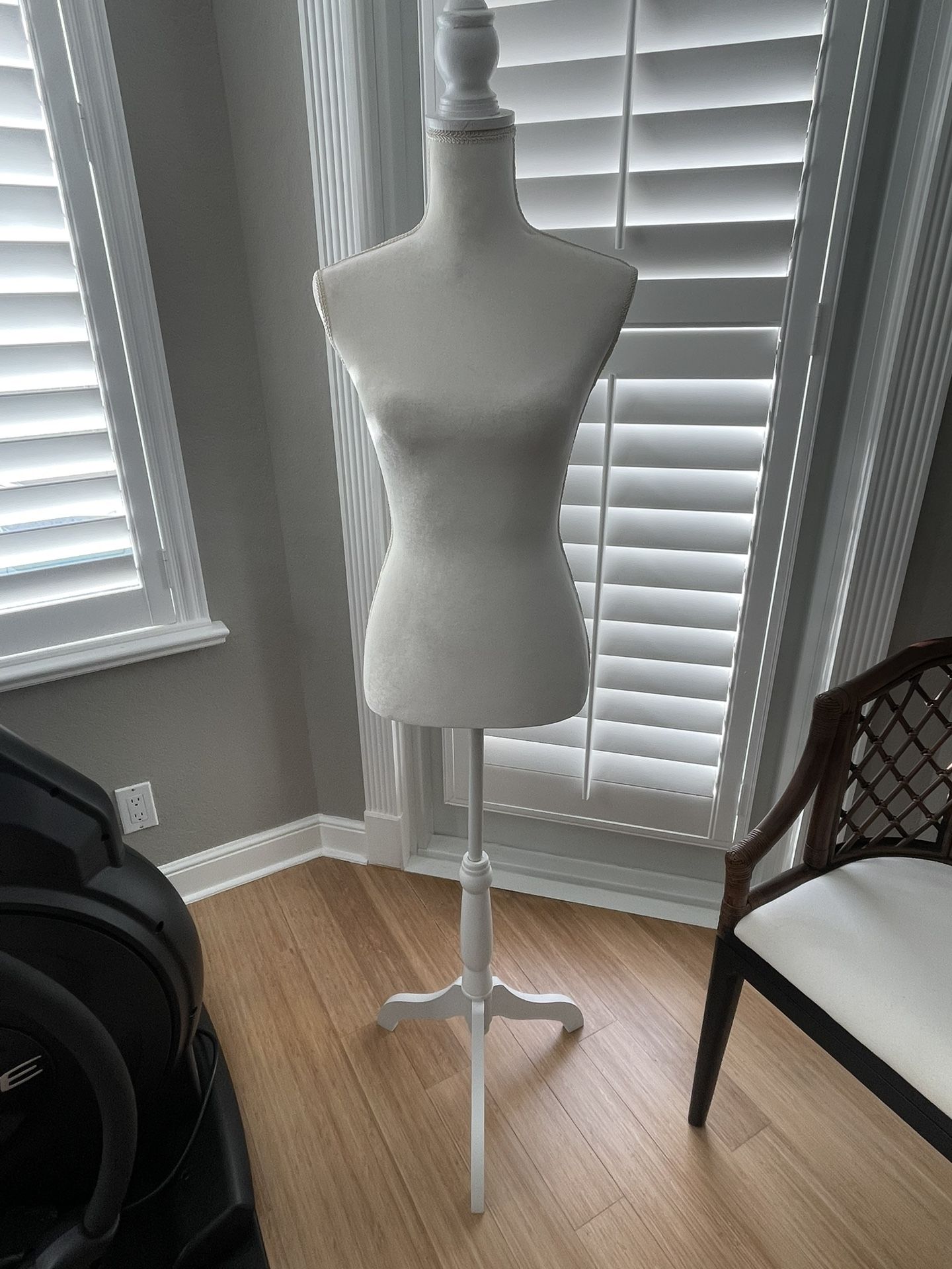 Female Mannequin Torso Mannequin Body Dress Form Mannequin with Wooden Tripod Stand