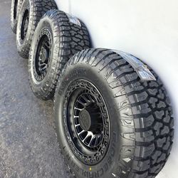 17" LOCK w/ 33x12.50R17 Ridgecrawler RT tires