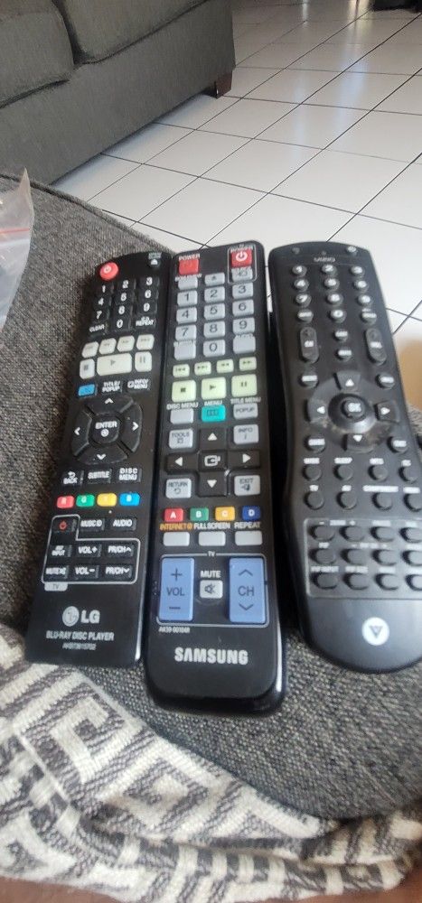 Son Controles Para Fire Stick Y Television Y Blu Ray En Buenas Condiciones @ $10 C/U