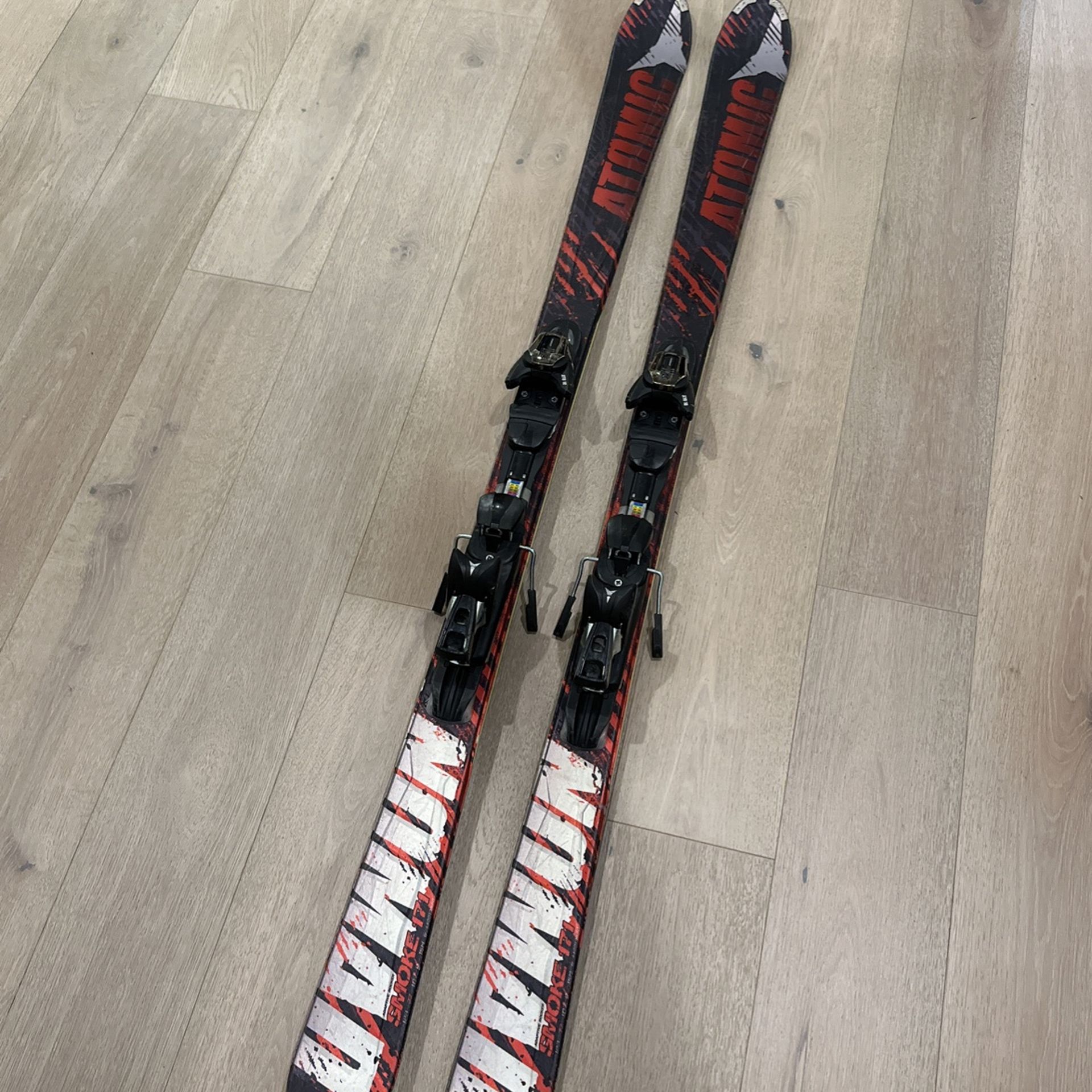 ATOMIC Nomad Smoke 171 Skis With XTO 10 Bindings