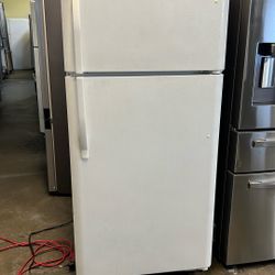 KENMORE TOP FREEZER REFRIGERATOR APARTMENT SIZE WITH ICE MAKER 