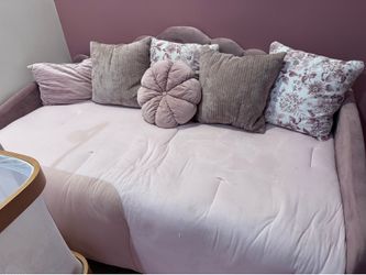Twin trundle bed in pink/mauve