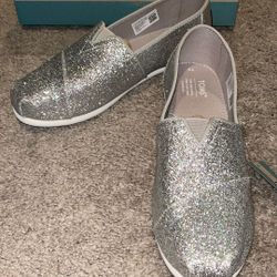 Tom’s- BRAND NEW girls  Size Youth 5