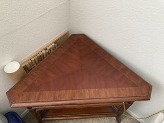 Ethan Allen Corner Table 24 1/2 X 30 X 25in