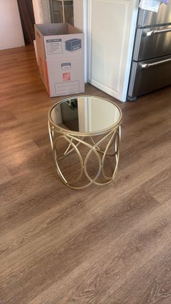 Mirrored end / accent table