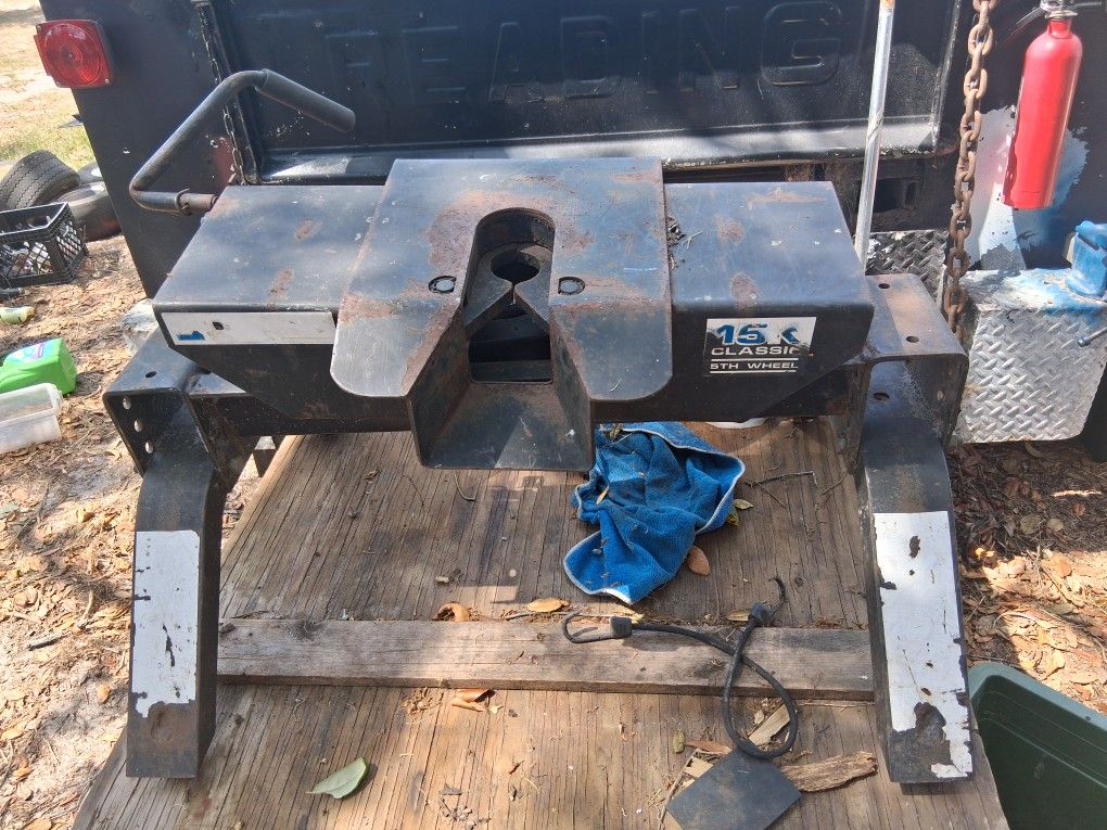 Fifth Wheel Connection For Pickup Truck For Towing