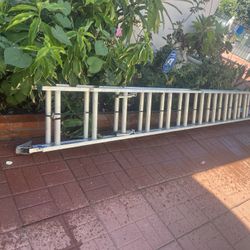Escalera de 32 pies de aluminio, perfectas, condiciones, casi nueva, muy barata 