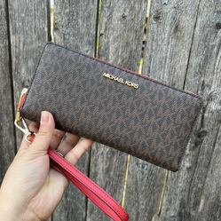 Michael Kors Jet Set Travel Wallet 