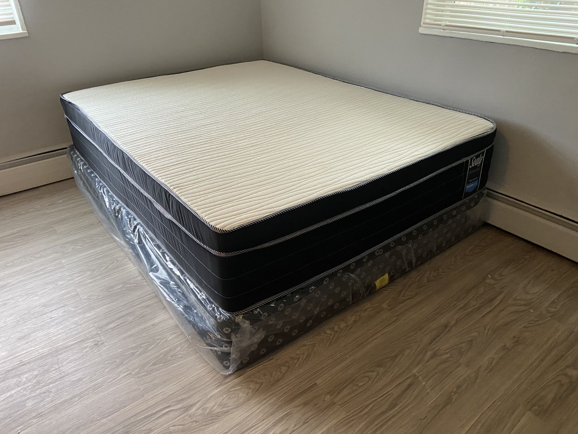 Queen Mattress- Double Sides - Come With Free Box Spring - Free Delivery 🚚 Today
