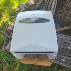 Scott Paper Roll Dispenser 