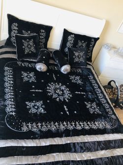 1 blanket and 6 pillowcases