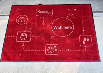 Red Holiday ‘Wish Here’ Graphic Area Rug