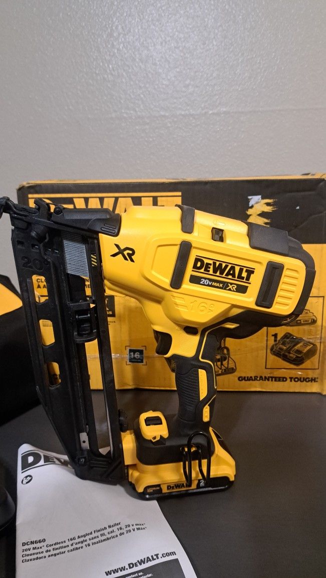 DEWALT 20V MAX XR 16 Gauge Cordless Angled Finish Nailer Kit