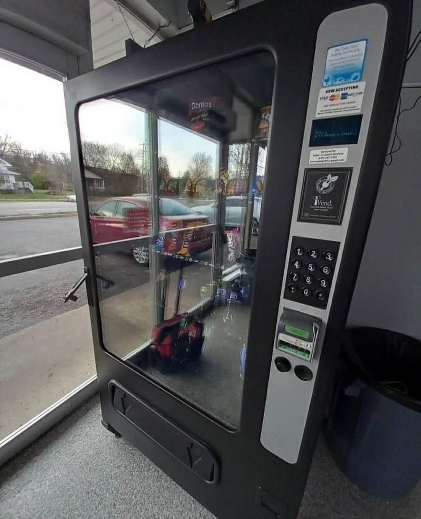 VENDING MACHINE WITH CREDIT CARD READER