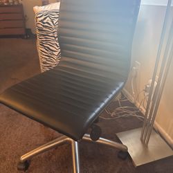 Modern Black Office Chair – Excellent Condition
