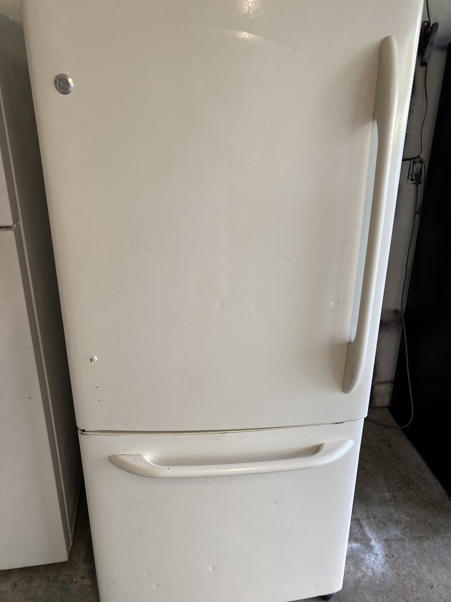 20 Cuft Refrigerator ,bottom Freezer 