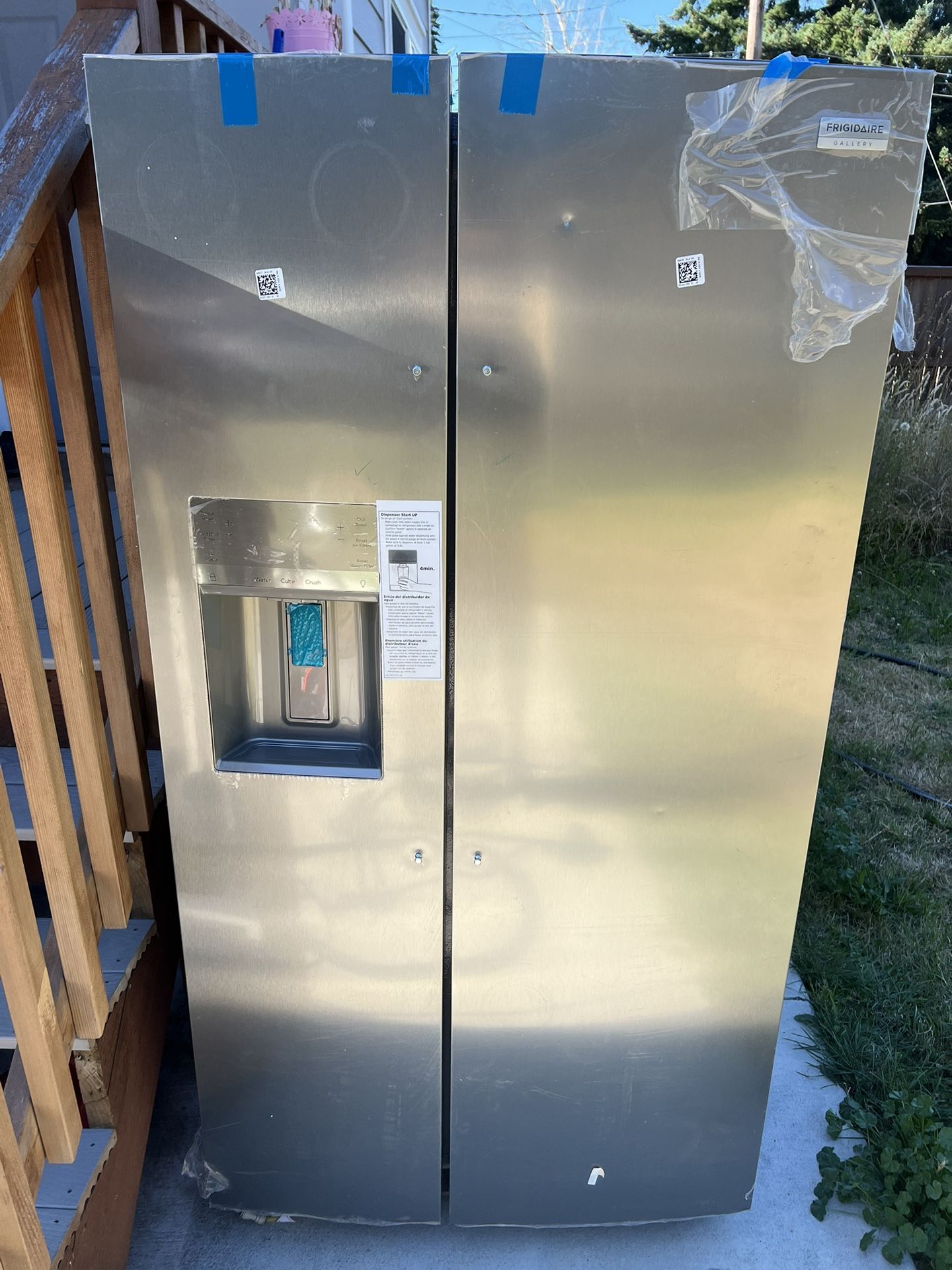 Frigidaire Gallery 25.6-cu ft Side-by-Side Refrigerator with Ice Maker, Water and Ice Dispenser