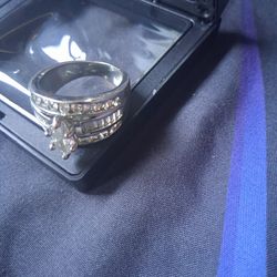 Dinner ring very pretty. Size 9