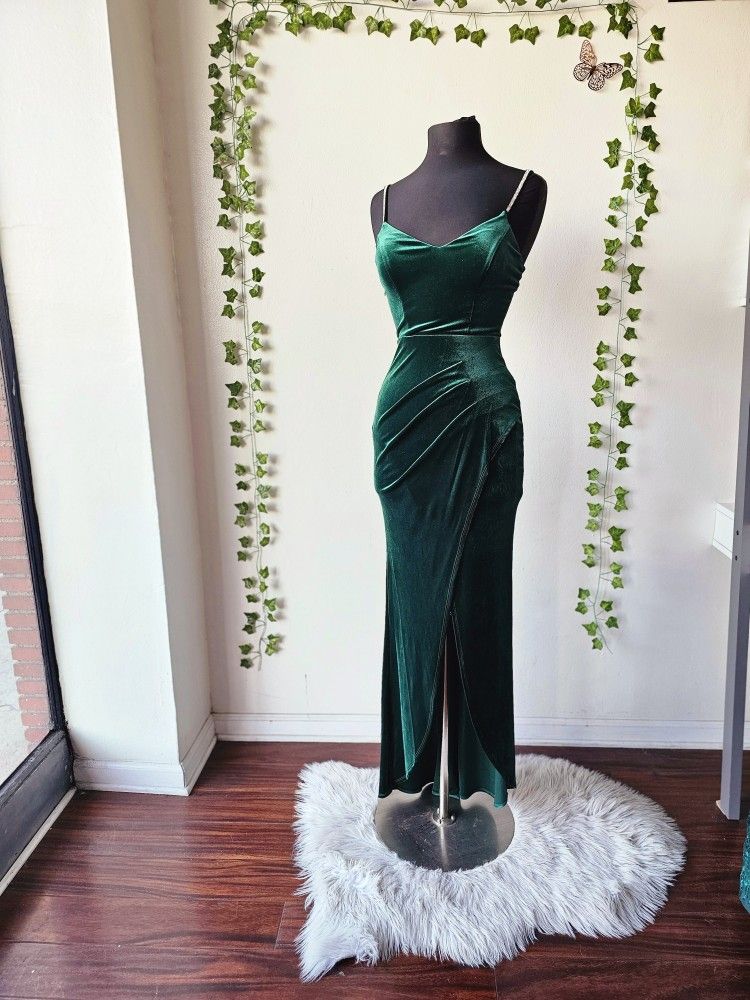 Velvet emerald green maxi dress/ it features adjustable spaghetti straps  with ringhstones/ SIZE 1 Dresses