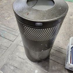 RUBBERMAID  COMMERCIAL PRODUCTS  TRASH CAN AND LI ER