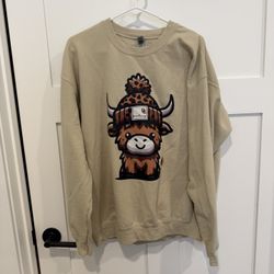 Gildan Women’sTan Crewneck Sweater with Highland Cow Graphic