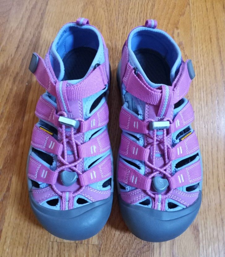 NEW. KEEN Sandles Girl's Size 3.5/ Woman's Size 5