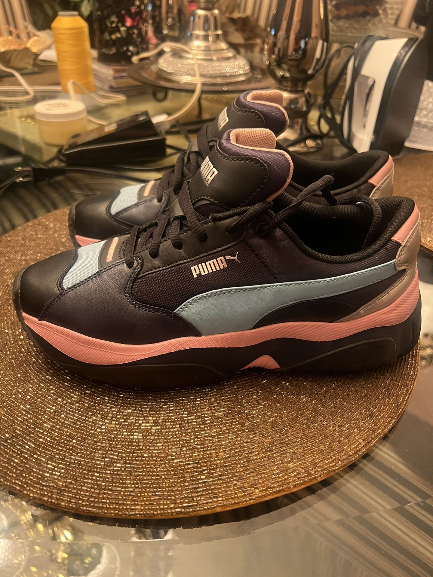 Women Shoes 👟 Pumas Size 8