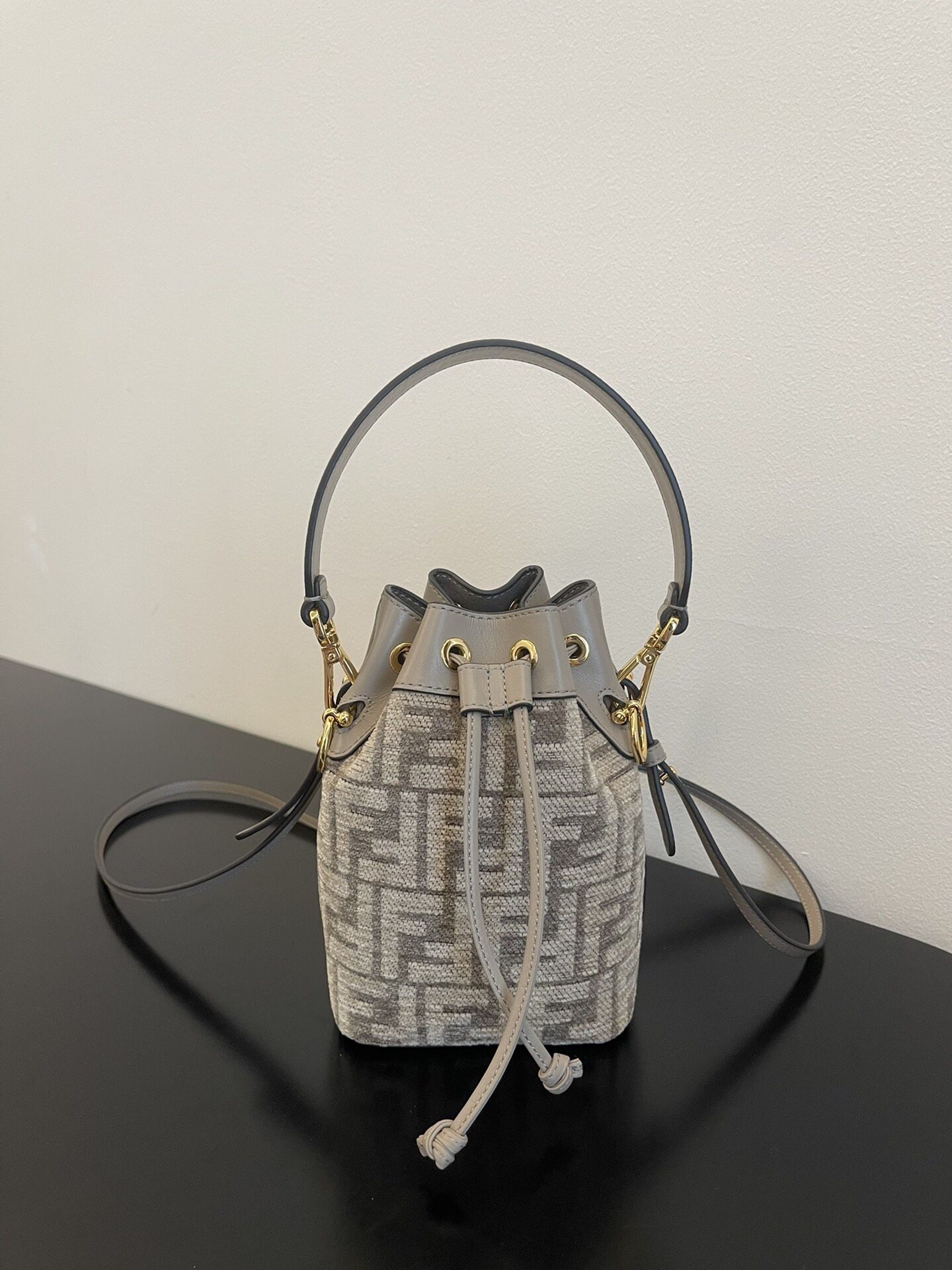 Women's classic versatile shoulder bag